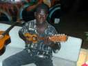 12-mini-guitare-ablaye.jpg